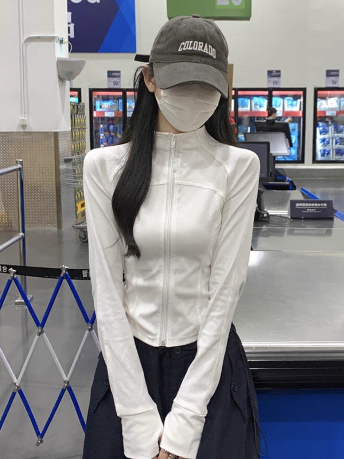 白色半高领长袖T恤女秋冬高级感配工装裤