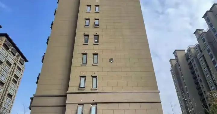 男孩从校外十八楼跳下生还 家长称学校负直接责任 直指18次请假背后