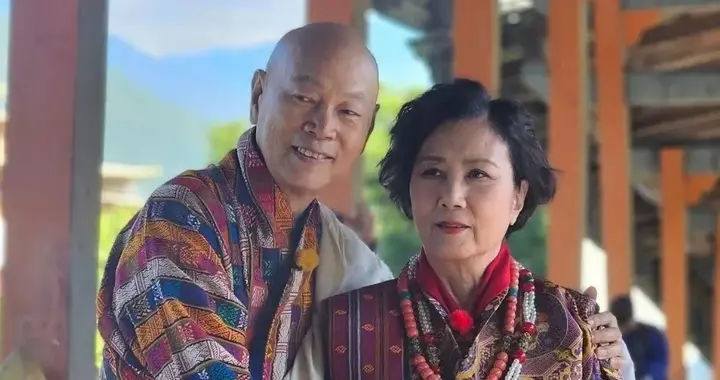 汪明荃和罗家英在不丹补拍婚纱照，78岁结婚16年相拥亲吻好幸福