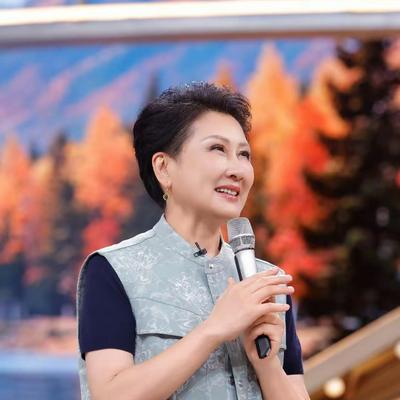 优优时尚穿搭：张凯丽出席综艺节目，打扮得