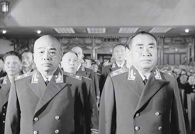 1955年授衔时，十万女兵没有军衔，是彭老总的错吗