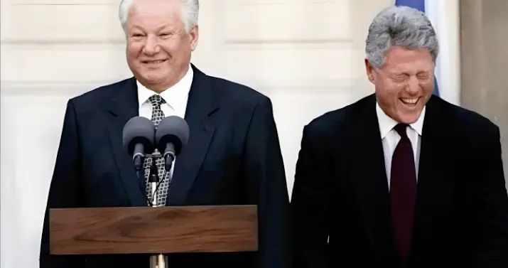 散了吧！特朗普已说服自己不打伊朗了，却将面临更严峻的两重危机