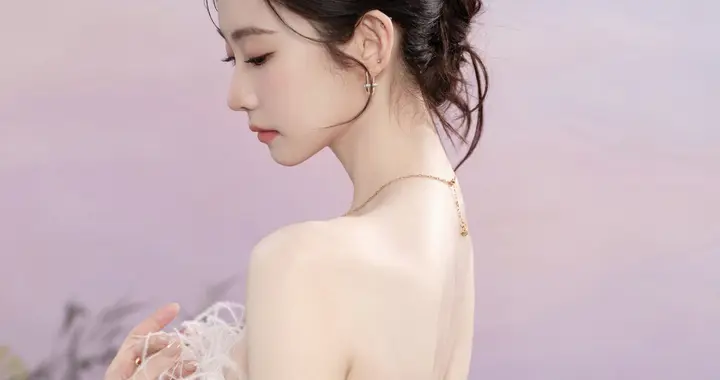 张艺凡粉红轻纱抹胸连衣裙，花仙子造型，如油画中走出的仙女