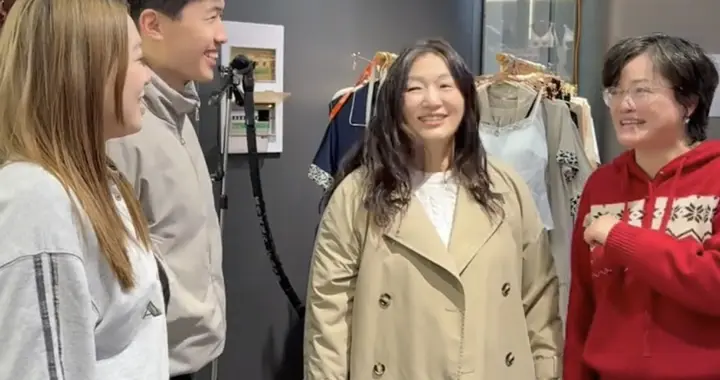 品牌方迎接许妈很隆重 海军在直播中表演节目 许妈为自己长胖找借口