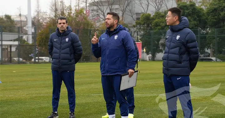 武汉三镇 | 新帅莫拉和教练团队和球队见面 首训以相互了解沟通为主