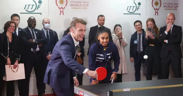 去了四川学会变脸，前脚刚赞美，后脚就威胁，马克龙真成变色龙？