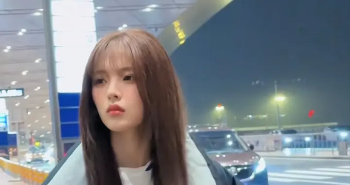 28岁杨超越现身机场 娇俏甜美的像洋娃娃 出道多年不谈恋爱一心搞钱