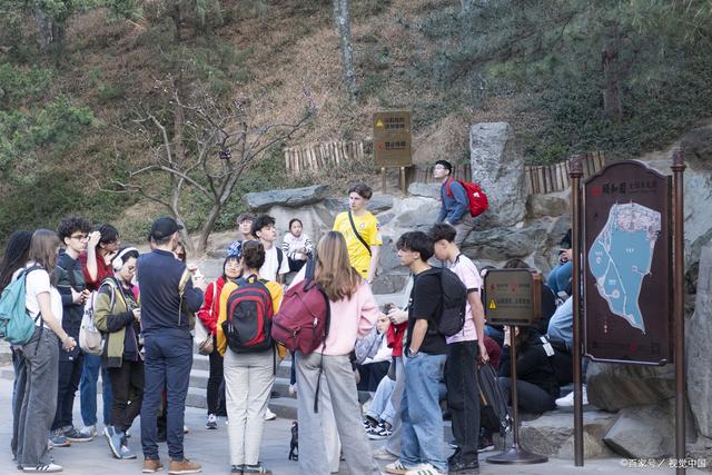 为什么经济形势不好，五一出来旅游的人还特别多呢