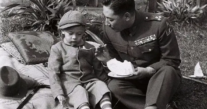 1949年，蒋纬国带蒋孝武外出游玩时，一张罕见合影，他们是叔侄俩
