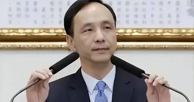 朱立伦无条件力挺郑丽文，蓝营大佬集体转向，只有一人还在沉默