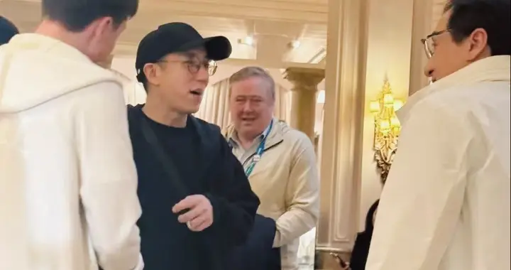 43岁房祖名罕见露面，难得和父亲成龙同框！在国外人脉依旧很广！