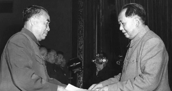 1955年，朱德授衔之前，毛主席想都没想说了17个字，众人听后哄笑