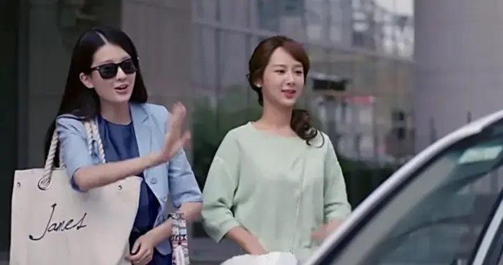 名牌包卖不动了，这届女孩流行空手出门