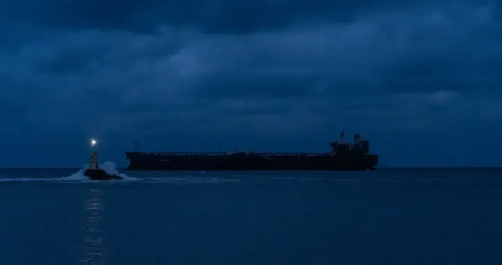 惊险一幕！一艘开往俄罗斯的油轮被击中，“影子舰队”再成目标？