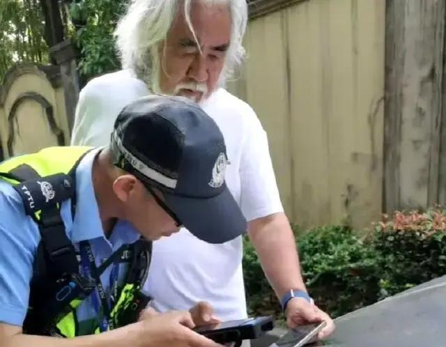张纪中送娃撞车了，被交警叔叔判全职，还出现了尴尬事！