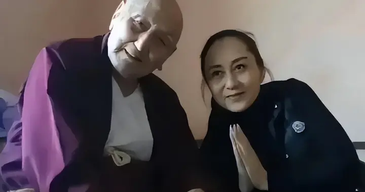 62岁李连杰与64岁利智合照曝光，老得难以想象，恩爱背后藏心酸