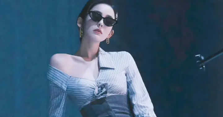 古力娜扎，短裙妆造丝袜点缀大长腿，这气质一绝。