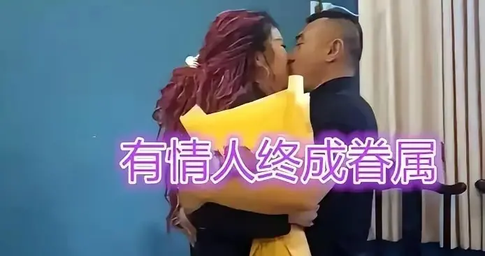 46岁大叔KTV单膝跪地向初恋求婚 不在乎她在夜场上班 只爱她这个人