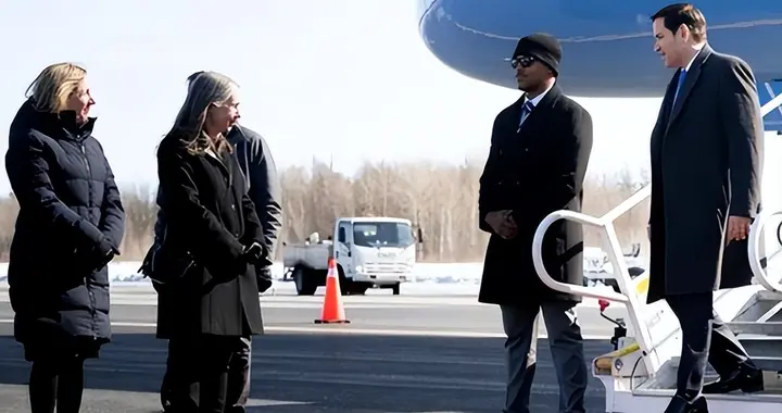 不请自到？迷你红毯羞辱鲁比奥！中方淡定回应，面子里子全丢光了