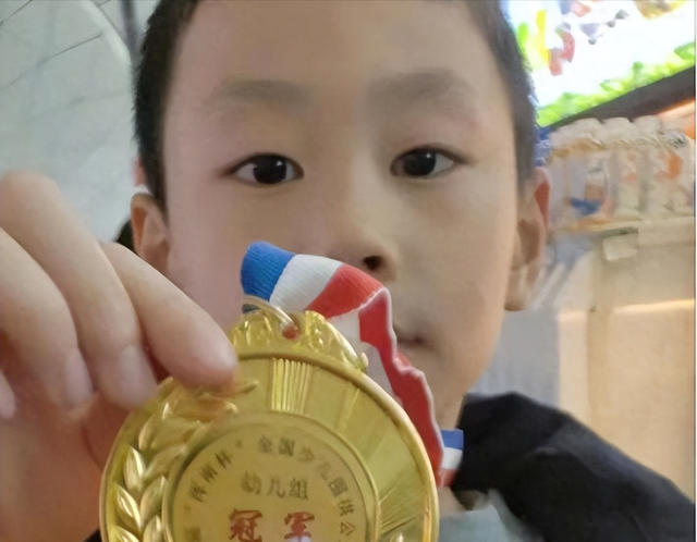 9岁围棋天才从高楼跳下结束生命，输棋被父亲长期殴打，父母离异