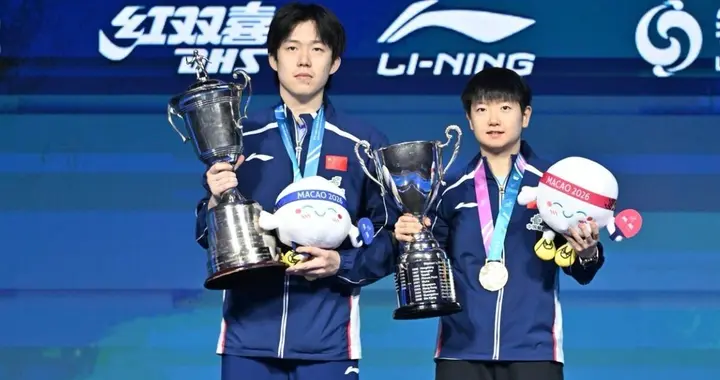 恭喜！王楚钦孙颖莎夺冠时刻，领奖台上太养眼，粉丝破防