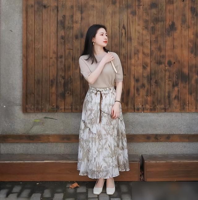 中年姐妹快看！针织衫+膝下裙才是减龄王炸组合