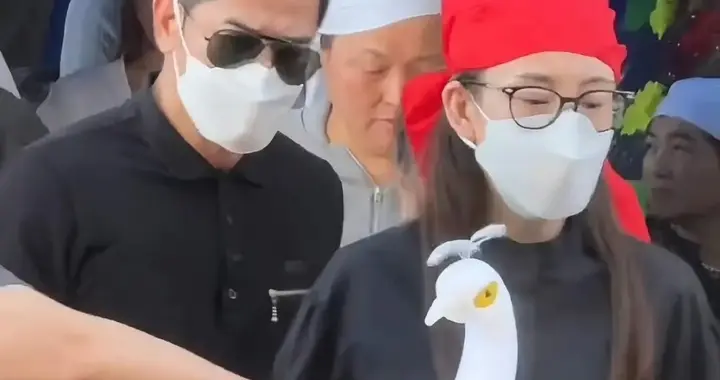 方媛外公去世！郭富城赶到安徽奔丧，头戴红帽，下跪上香神情哀伤