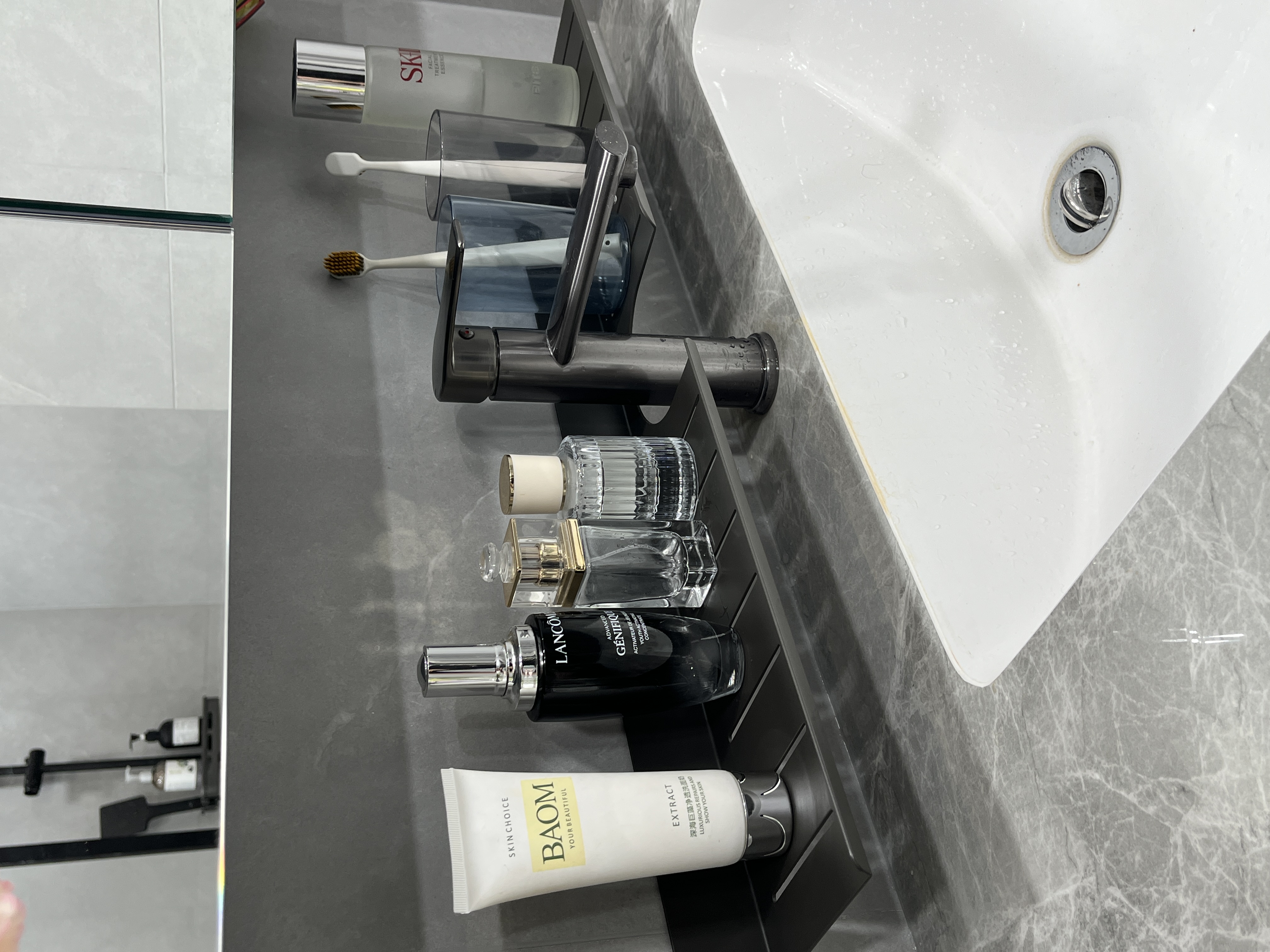 浴室收纳升级，简单一贴，即显不凡格调~