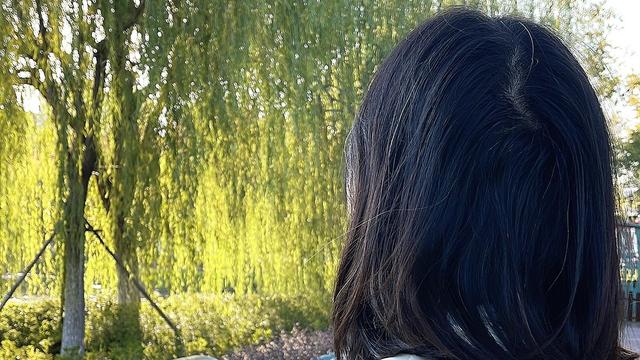 乐米：你们有白头发吗？95年的人，头上竟