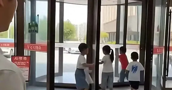 小孩玩旋转门新后续：家长书面致歉，官方通报，酒店发声