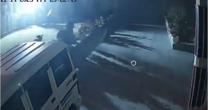 印度警察检查爆炸物，把自己炸死了，9个