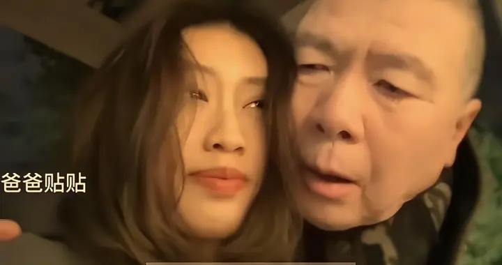 和继女亲密贴脸照不到1个月，冯小刚高调官宣新身份，再陷争议