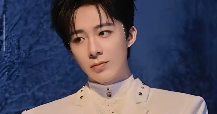 耳返炸响，歌声未停。在刺耳的噪音里，照见宇宁的职业素养