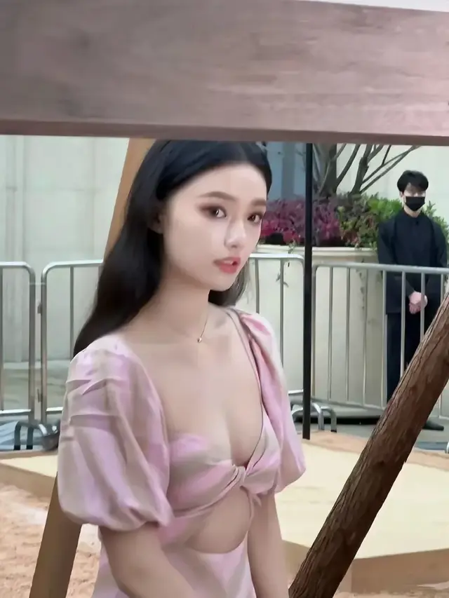 百媚千娇！林允身着粉裙，美丽如同童话里的公主