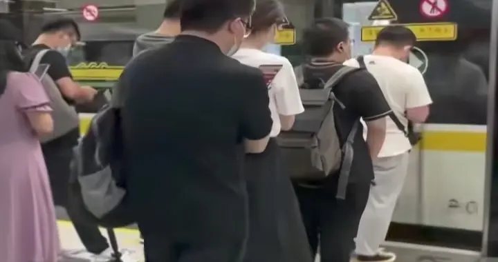 员工举报公司加班，老板寒心取消福利假期，详情曝光，网友挺公司