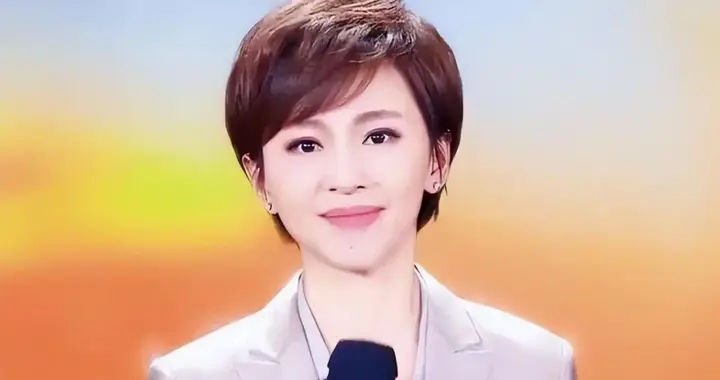 央视镜头后的欧阳夏丹，生活里原来这么温柔好看
