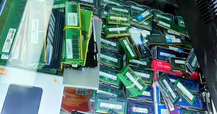 比金价油价还要疯狂！炒作到上万块的内存条，到底在割谁的韭菜？
