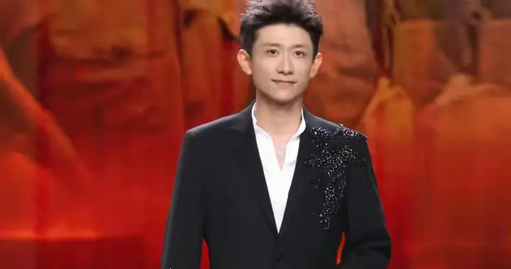 张一山国剧盛典红毯惊艳亮相：黑色亮钻西服飒爽有型