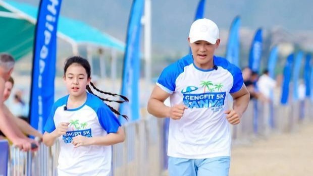 刘畊宏带女儿参与5公里亲子跑 两人互动超有爱