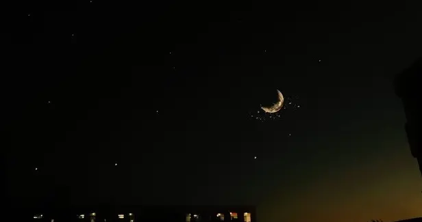 这一夜，月亮和往常一样悬在半空，星星没有变化‖秀川