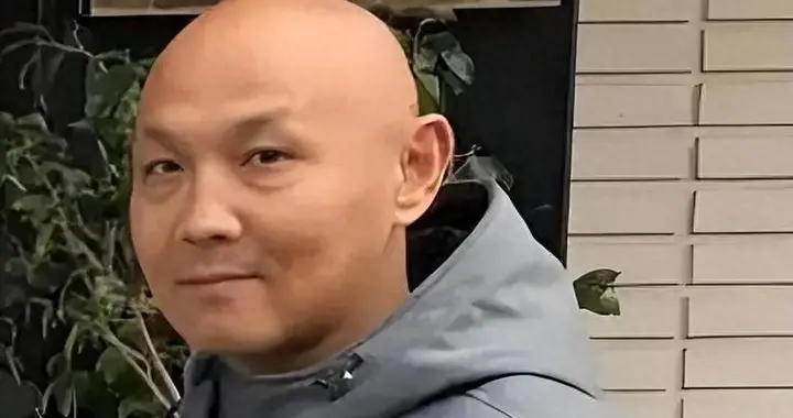 宁做美国鬼不做中国人！卖房赴美狂诋毁祖国，如今下场可悲又可怜