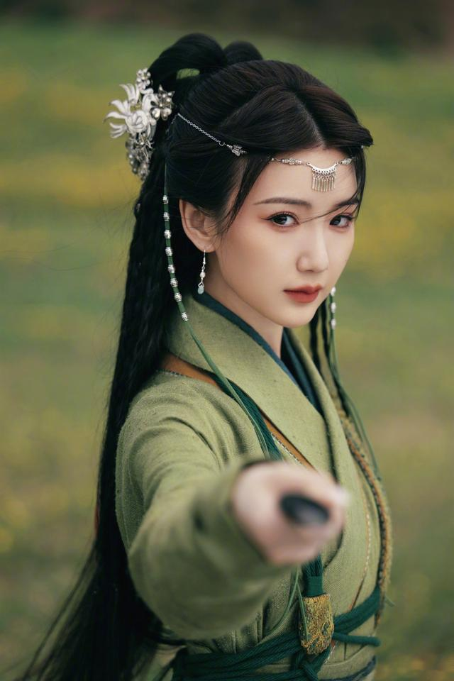 “早就不是甜妹了，谁说侠女不能是娃娃脸？”|毛晓彤专访