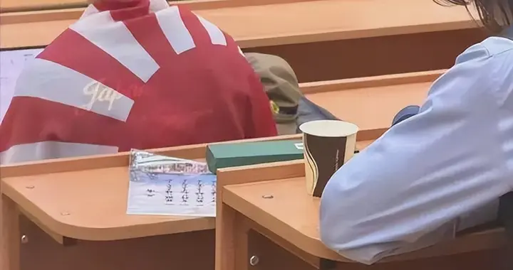 中国留学生披旭日旗，两次道歉全翻车，网友怒怼，不是认错是害怕
