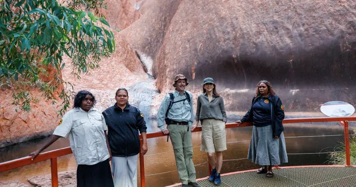 丹麦国王夫妇在澳大利亚徒步！王后穿衬衫与短裤，皱皱巴巴却舒适