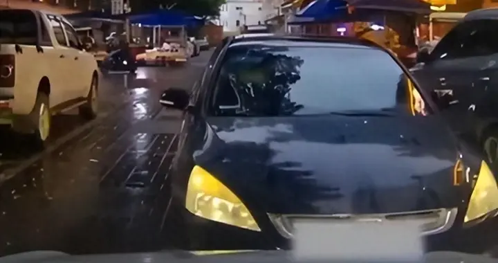 男子堵路吃饭后续：交警到场仍硬刚，故意开门挑衅，下场大快人心