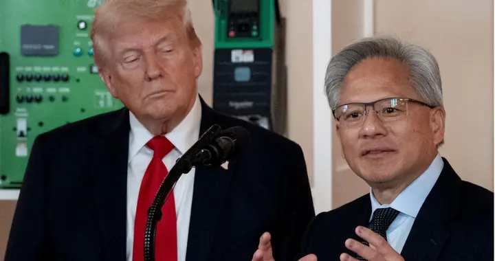 中美通话一结束，美方货船随即开动，全速赶往码头装大豆