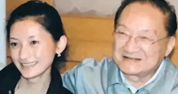 23年的相濡以沫败给23岁的小三，儿子自杀后，她让小三终生不育