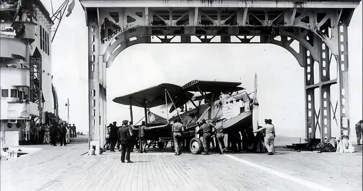 法国贝亚恩号航母：全球独一份的双电梯设计，太另类了