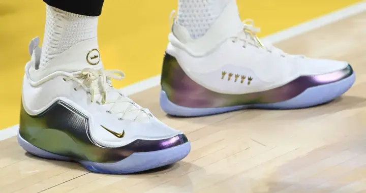 詹姆斯穿着Lebron23 Elite，得到19分8篮板13助攻2抢断