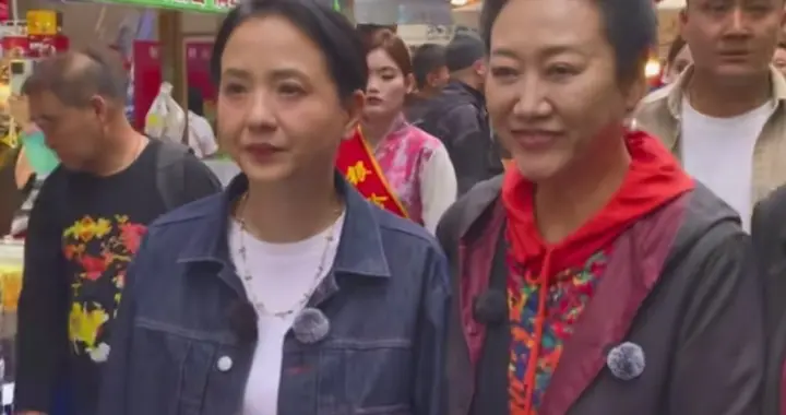 陶慧敏和王丽云一起逛街，俩人挽着胳膊，和路人真不一样，有星味